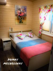 Un pat sau paturi într-o cameră la Domki Mechelinki