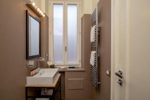ローマにあるMy Trevi Charming & Luxury Roomsの洗面台と窓のあるバスルーム +41枚の写真