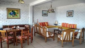 - une salle à manger avec une table et des chaises dans l'établissement Villa Belluno, à Zorritos