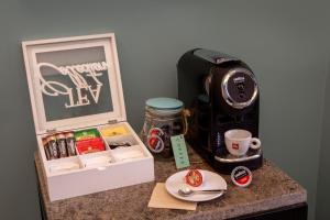 ローマにあるMy Trevi Charming & Luxury Roomsのカウンタートップ(コーヒーメーカー、コーヒーマグカップ付)