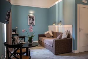 ローマにあるMy Trevi Charming & Luxury Roomsのソファとテーブルのあるリビングルーム