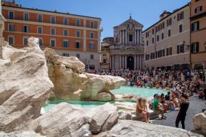 ローマにあるMy Trevi Charming & Luxury Roomsの都市の噴水の周りに立つ人々