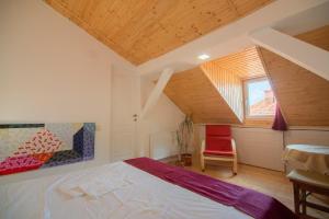 sypialnia z łóżkiem, oknem i krzesłem w obiekcie Bed&Wood in Center of Oradea 1 w mieście Oradea