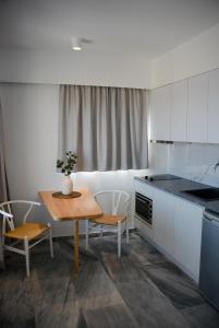 Kuchyň nebo kuchyňský kout v ubytování Pharos Apartments