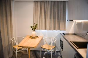 Kuchyň nebo kuchyňský kout v ubytování Pharos Apartments