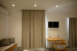 TV a/nebo společenská místnost v ubytování Pharos Apartments