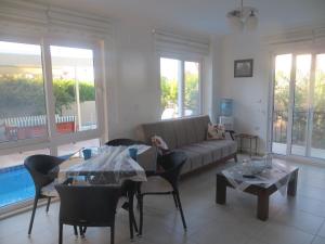uma sala de estar com um sofá e uma mesa em Villa Sevval em Dalyan