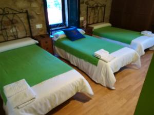 A bed or beds in a room at Hosteria Calixtino