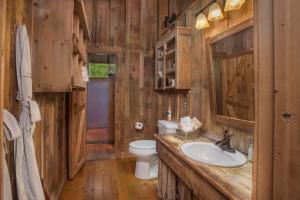 Bathroom sa 7F Lodge and Events