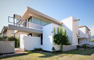 uma casa branca com uma varanda em B&B Villa Apuana em Marina di Carrara