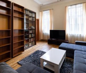 - un salon avec un canapé et une télévision dans l'établissement Riga City Family Apartment, à Riga