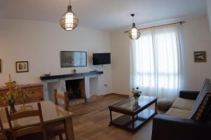 A television and/or entertainment centre at Lagar del Chorro junto Caminito del Rey Piscina y Baloncesto
