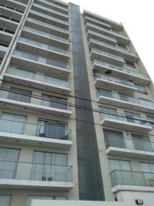 un edificio de apartamentos con ventanas rotas en Beachfront Condo San Miguel, en Lima