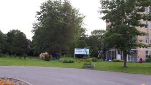 un edificio con un cartello sul lato di una strada di MHotel Domaine l'Envolée- Maison Fleurie a Victoriaville