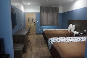Postel nebo postele na pokoji v ubytování Texan Hotel