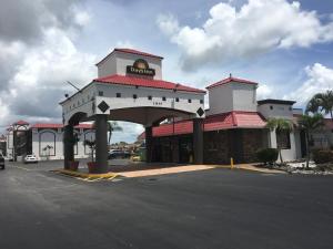 un edificio con un estacionamiento delante de él en Days Inn by Wyndham Fort Myers, en Fort Myers