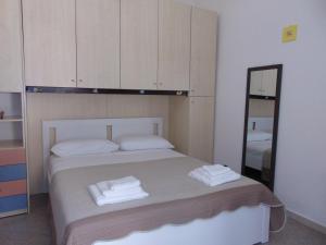 ein Schlafzimmer mit einem Bett mit weißen Handtüchern und einem Spiegel in der Unterkunft Dreams room in Bari