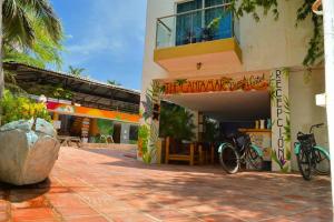 un bâtiment avec un vélo garé à l'extérieur dans l'établissement The Cantamar Beach Hostel, à Santa Marta 76 autres photos
