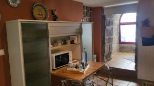 A kitchen or kitchenette at A CASA DO BUXO