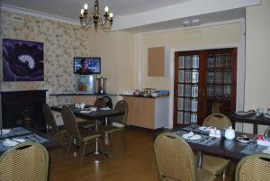 
a living room filled with furniture and a tv at Madeira Hotel in Birmingham
