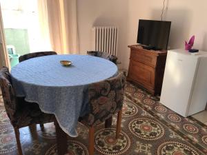 レッチェにあるNazario sauroのテーブル、椅子、テレビが備わる客室です。