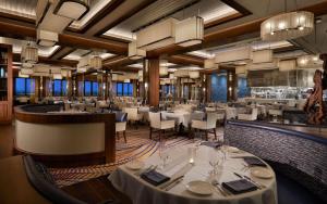 ein Restaurant mit weißen Tischen und Stühlen und Kronleuchtern in der Unterkunft Hard Rock Hotel & Casino Atlantic City in Atlantic City