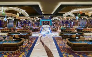 eine Lobby mit Tischen und Stühlen in einem Casino in der Unterkunft Hard Rock Hotel & Casino Atlantic City in Atlantic City