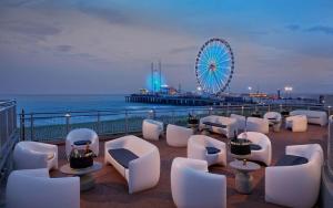 um grupo de cadeiras brancas e uma roda gigante em Hard Rock Hotel & Casino Atlantic City em Atlantic City