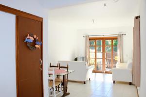 sala de estar con mesa y silla en Sobrado com piscina em Mariscal Rutilio N125, en Bombinhas
