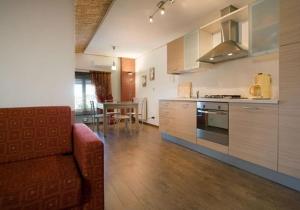 una cucina con divano e tavolo in una camera di Al Gallo Cividale- mansarda o piano terra a Cividale del Friuli