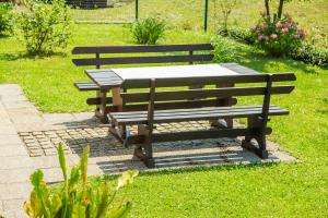 O grădină în afara Apartman Japlenški