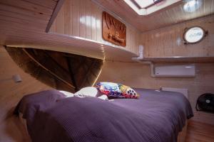 Katil atau katil-katil dalam bilik di Houseboat Vinkeveen