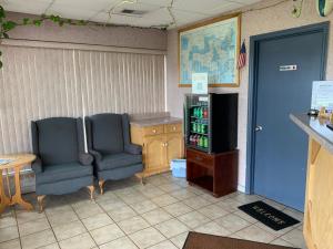 Pulaski的住宿－Budget Inn Pulaski，一间设有两把椅子和一张桌子的等候室