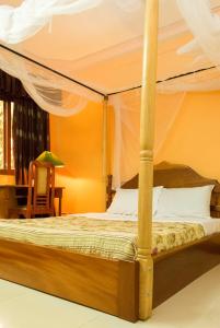 Giường trong phòng chung tại Kayegi Hotel Mbale