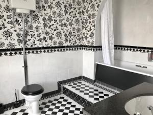 Loftsome Bridge Hotel的一间浴室
