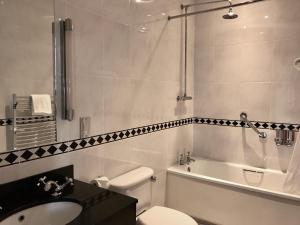 Loftsome Bridge Hotel的一间浴室