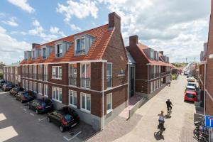 an overhead view of a building with cars parked on a street at Aparthotel Zoutelande Luxe Studio 2 personen (huisdieren toegestaan) in Zoutelande