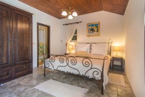 Un dormitorio con una cama y un techo de madera. en Villa Maruka, en Supetar 19 fotos más
