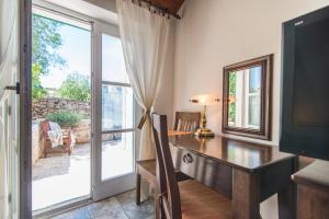 una oficina con escritorio y puerta corredera de cristal en Villa Maruka, en Supetar