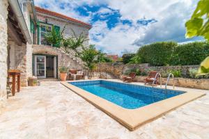 una piscina en el patio trasero de una villa en Villa Maruka, en Supetar