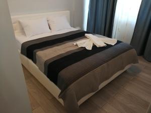 מיטה או מיטות בחדר ב-Inima Mamaia LuxyMar 2 Apartment