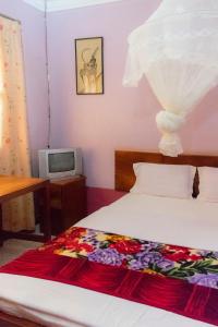 A bed or beds in a room at Starlight Hotel Mbale