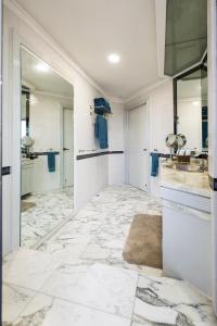 a bathroom with white marble flooring and a large mirror at Air Lux in Mexico City +80 photos