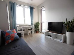 Televízia a/alebo spoločenská miestnosť v ubytovaní Airport Residence Blue