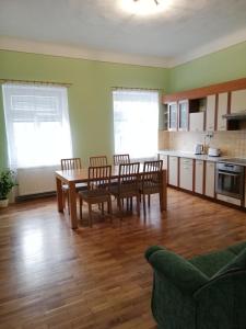 Kuchyňa alebo kuchynka v ubytovaní Apartmány pod Divadlem