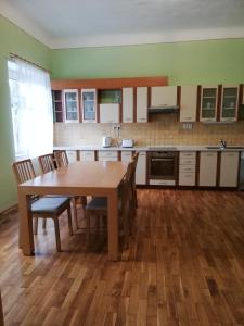 Kuchyňa alebo kuchynka v ubytovaní Apartmány pod Divadlem