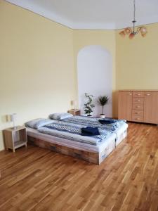 Llit o llits en una habitació de Apartmány pod Divadlem