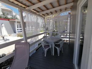 Uma varanda ou terraço em Fjaka Camp
