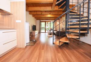 里克奇的住宿－Apartmán U Sikorek，客厅铺有木地板,设有螺旋楼梯。