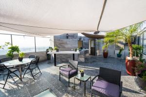an outdoor patio with tables and chairs and plants at Air Lux in Mexico City